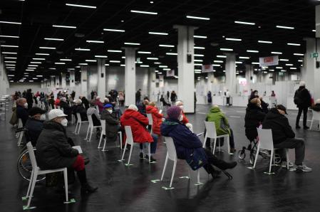 Pie?Caption (Pie) del objeto multimedia. También es agregado a la cabecera del objeto, junto con el Título. (FILES) In this file photo taken on February 08, 2021 elderly people wait at the coronavirus (Covid-19) vaccination center for their vaccination in Cologne, western Germany. - Germany's parliament on April 7, 2022 rejected a government-backed proposal for mandatory Covid vaccines for people above 60, in a stinging defeat for Chancellor Scholz's coalition. (Photo by Ina FASSBENDER / AFP)