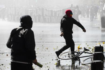 Una protesta estudiantil en Santiago acaba en disturbios.