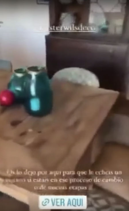 Las mesas rústicas predominan en su piso de Cádiz.