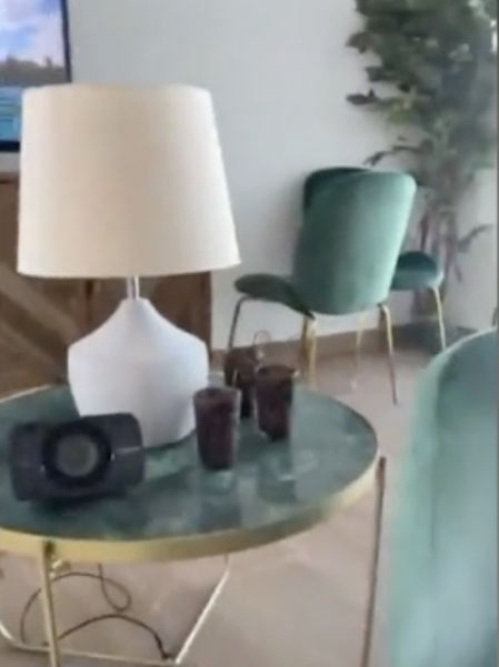 Butacas de rattan y sillas tapizadas en turquesa.