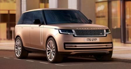 El Range Rover incluye la misma batería de 38,2 kWh de capacidad que permite al vehículo recorrer una distancia de 112 kilómetros en modo cien por cien eléctrico.