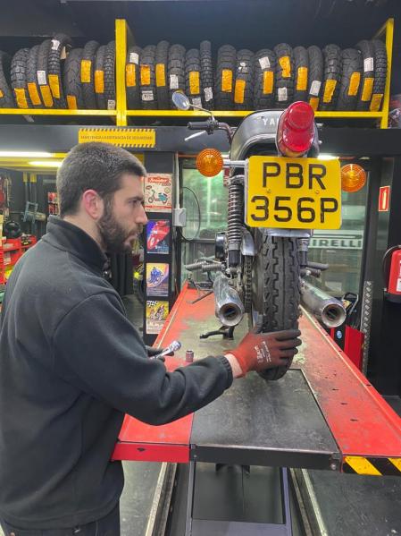 para saber si un neumático está cristalizado hay que comprobar que mantiene su flexibilidad&nbsp;