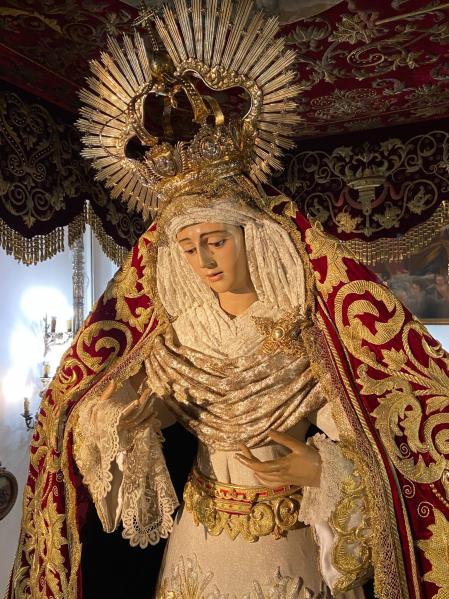 Imagen de la Virgen de Regla en procesión.