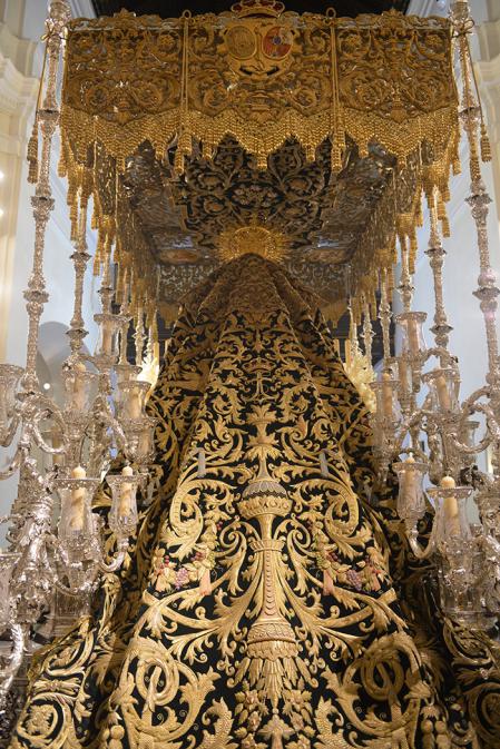 Imagen de Nuestra Señora de la Esperanza, que sale acompañada por el Cristo de las Tres Caídas.