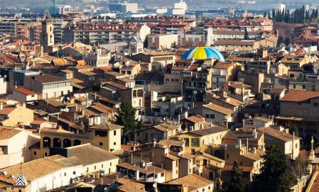 Otra perspectiva de uno de los globos empezando a subir entre las casas de Vic.
