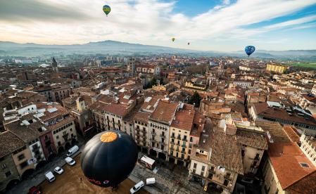 Vista de las casas de Vic desde uno de los globos.