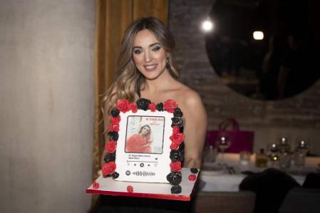 Marta Riesco junto a un regalo de cumpleaños