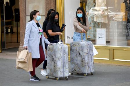 Unas turistas pasean por el centro de Barcelona en el primer día de vacaciones de Semana Santa