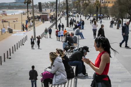 El paseo marítimo de la Barceloneta se llena en el primer día de vacaciones de Semana Santa