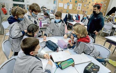foto XAVIER CERVERA 10/01/2022 el profesor de primaria Alex Paris (y docente en practicas Arnau) imparte la clase de 'Medi' (ciencias naturales ,sociales, medioambientales,...) en una aula clase de tercero de primaria (9 años) en la 'vuelta al cole' tras las vacaciones navideñas marcadas por la sexta ola en la pandemia covid; de todos los alumnos solo ha fallado uno (y de profesores, solo tres de 200) escola escuela Pia (escolapios) de Sarria ,Barcelona todos los estudiantes con mascarilla, y el tutor tambien claro (permisos menores gestionado por una de las madres, Marta Ferrer, responsable d comunicación del centro)