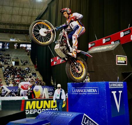 foto XAVIER CERVERA 10/04/2022 en el palau sant jordi se ha disputado el 45 trial indoor solo moto de barcelona ,mundial fim x-trial 2022 Han llegado a la final los catalanes Toni Bou (repsol) ,Adam Raga (trrs) y el italiano Matteo Grattarola (beta)