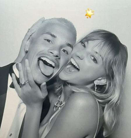 Romeo acudió a la boda con su pareja, la modelo Mia Regan.