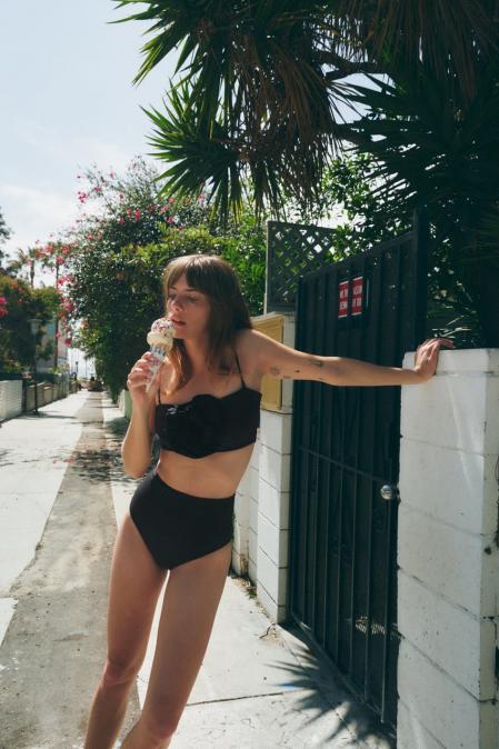 Bikini con top con maxi flor 19,95 euros y braguita de tiro alto (15,95 euros)