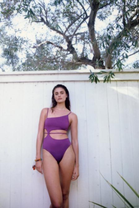 Bañador asimétrico con detalle de cut out (27,95 euros)