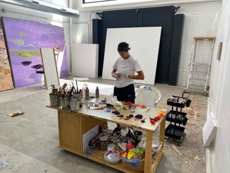 Rachel Valdés trabajando en su taller-estudio, en Madrid