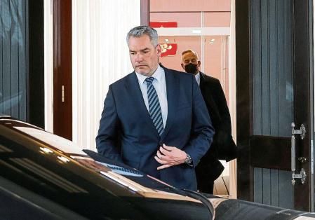 Moscow (Russian Federation), 11/04/2022.- A handout photo made available by the Austrian Chancellery shows Austrian Chancellor Karl Nehammer leaving after his meeting with Russian President Putin, in Moscow, Austria, 11 April 2022. Chancellor Nehammer is on visit to Moscow for talks with Russian President Putin over the invasion of Ukraine, two days after he met with the Ukrainian president in Kyiv. (Rusia, Ucrania, Moscú) EFE/EPA/DRAGAN TATIC/AUSTRIAN CHANCELLER HANDOUT EDITORIAL USE ONLY/NO SALES