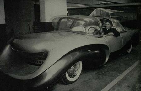 El Padre Alfred Juliano, sentado al volate de su creación&nbsp;