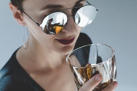 Según un estudio de Distill Ventures con más de 3.000 personas entrevistadas en EE.UU. y el Reino Unido, un 35% de las personas que consumen whisky son mujeres
