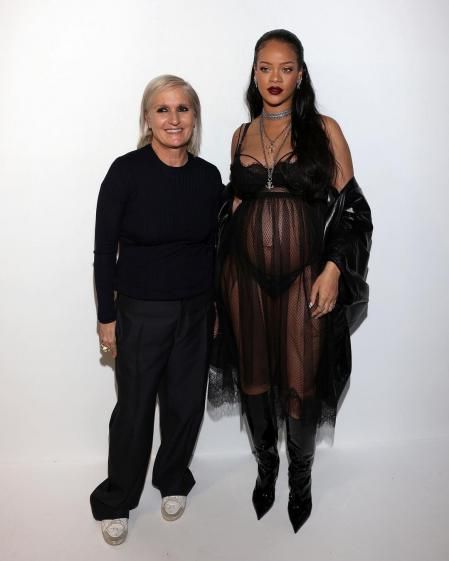 Rihanna junto a Maria Grazia Chiuri, directora creativa de Dior, en la Semana de la Moda de París