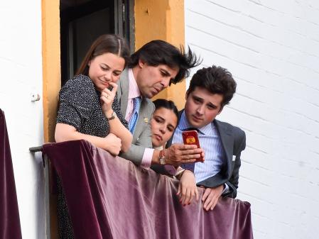 Francisco Rivera con su hija, Tana, y unos amigos.