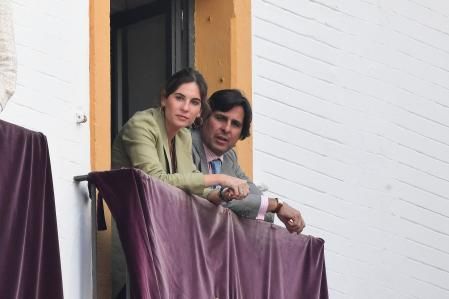 Fran y Lourdes Montes viendo una de las procesiones.