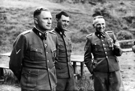 Rudolf Höss (derecha), comandante de Auschwitz, junto a Josef Mengele (centro) y otro oficial en el campo nazi en 1944.
