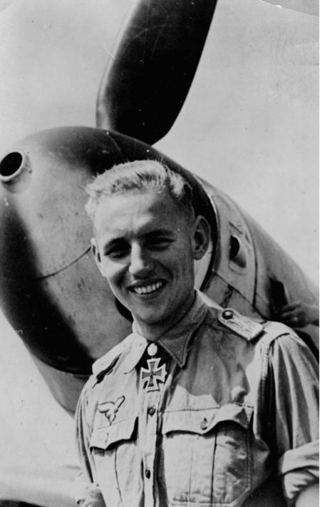 Erich Hartmann ante su Bf-109.