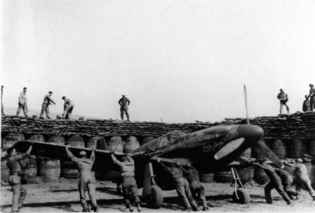 Un P-51 norteamericano en su refugio en Italia.