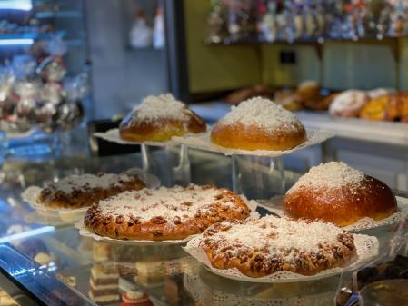 En primera fila, cocas de pasas y nueces