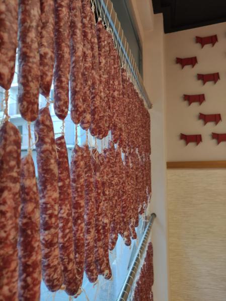 Filas de longanizas de Pascua secándose