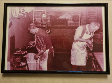 La segunda y tercera generación de la Pastelería Font de Viladrau trabajando en el horno.
