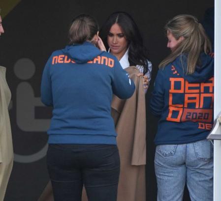 Meghan Markle ayuda a una madre arropando a su hijo con su abrigo de 3.