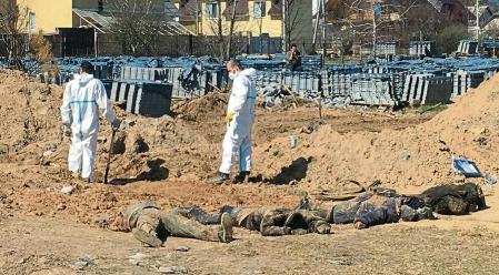 Los forenses desentierran cadáveres de una fosa común en Bucha, ciudad al norte de Kyiv que estuvo cinco semanas ocupada por el ejército ruso. Decenas de civiles fueron asesinadlos durante la ocupación rusa
