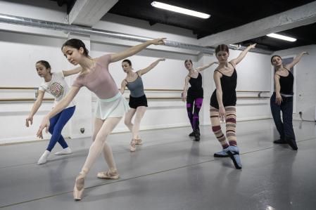 Algunas de ellas han llegado con su madre y algún hermano menor, otras a solas