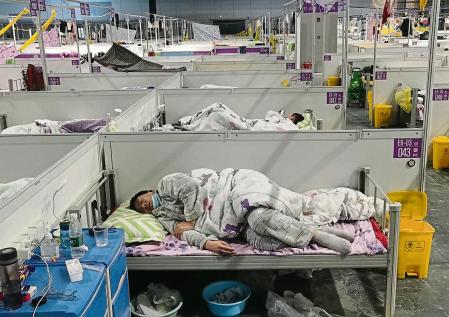 Shanghai (China), 17/04/2022.- People rest in a temporary hospital for Covid-positive people in Shanghai, China, 18 April 2022. On 18 April 2022, there were 3 deaths reported in Shanghai city, 2.417 new locally transmitted COVID-19 cases and 19.831 local asymptomatic infections, and new local fatalities, according to the Shanghai Health Commission. The deaths were unvaccinated people aged between 89 and 91. On 1 April 2022, the city went into the general lockdown for 4 days. Those 4 days turned into 18 days and counting. Some of the residential buildings got released. However, the majority is still locked. Most delivery services are blocked off, leading people to fight against hunger with lack of possibility to buy groceries, and get medical care for non-Covid related diseases. EFE/EPA/SHAN SHI CHINA OUT