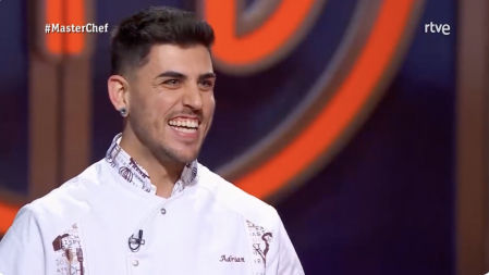 Adrián, aspirante de 'MasterChef 10', pide matrimonio a su novia en el estreno