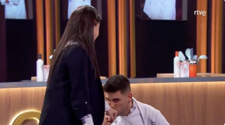 Momento en que Adrián pide matrimonio a su novia Raquel en 'MasterChef 10'