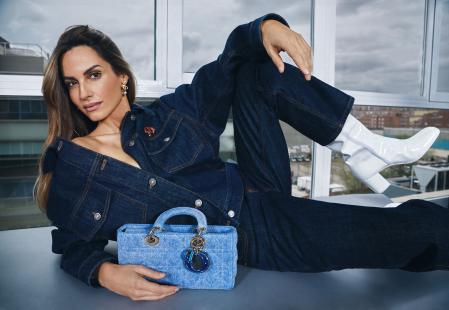 Conjunto de cazadora y pantalones denim, broche 30 Montaigne, 
pendientes Dior Tribales, botas de piel y bolso Lady D-Joy en denim, todo de Dior