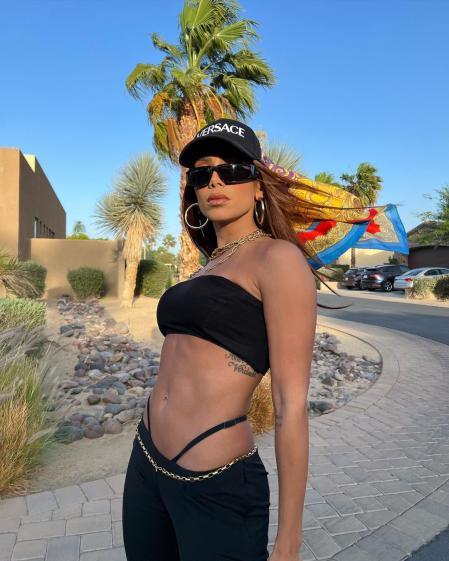 Anitta con su estilismo con el tanga a la vista