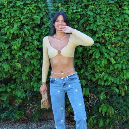 La portuguesa Sara Sampaio con los pantalones de tio bajo más extremos