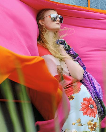 La modelo posa con una falda de 
Lebor Gabala, camiseta de Gigi Vives by Lefties, bolso de Desigual y gafas de sol geométricas de Woodys