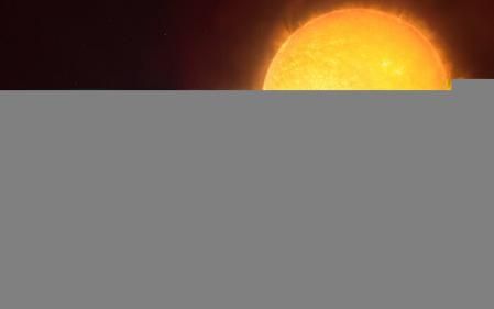 Esta representación artística muestra un sistema de dos estrellas donde pueden tener lugar micronovas. El disco azul que se arremolina alrededor de la enana blanca brillante en el centro de la imagen está compuesto de material (en su mayoría hidrógeno) robado a su estrella compañera. Hacia el centro del disco, la enana blanca utiliza sus fuertes campos magnéticos para canalizar el hidrógeno hacia sus polos. A medida que el material cae sobre la superficie caliente de la estrella, desencadena una explosión de micronova, contenida por los campos magnéticos en uno de los polos de la enana blanca.