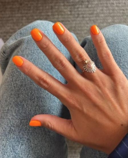 La 'influencer' ha causado sensación con su nueva manicura en tonos naranjas.
