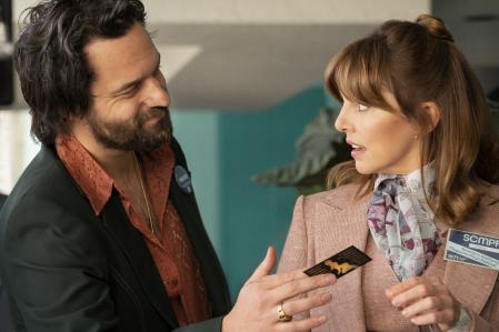 La dinámica de opuestos de Jake Johnson y Ophelia Lovibond tiene química.
