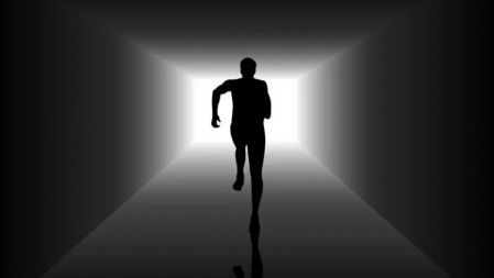 Las redes no se han puesto de acuerdo en la dirección hacia la que corre el hombre