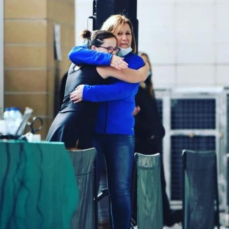 Abrazada a Lídia Vilardell, su entrenadora