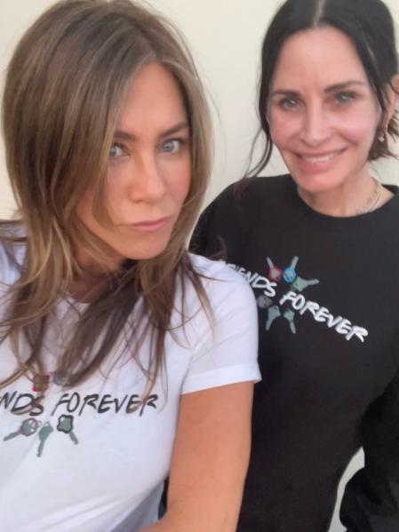 Jennifer y Courteney, a juego con camisetas de 'Friends'