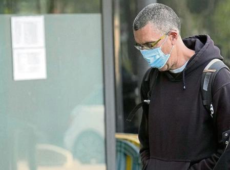 GRAFCAT6571. SABADELL (BARCELONA), 22/04/2022.- Xavier J.M., compañero de Helena Jubany en la Unión Excursionista de Sabadell, a su llegada este viernes al juzgado de Sabadell donde declara como imputado ante el juez que investiga el asesinato de la bibliotecaria Helena Jubany en 2001 después de que un informe caligráfico lo vinculara con el crimen cuando estaba al borde de la prescripción. EFE/Alejandro García