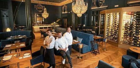 Rafa Zafra, en el centro, con el jefe de cocina, Gonzalo Hernández y su socio, Ricardo Acquista