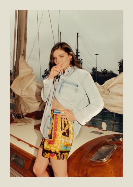 Propuesta de Mango de combinar los shorts barrocos con camisa vaquera